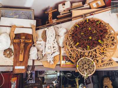 Una volta varcato l�ingresso veniamo catapultati in un ambiente piccolo ma che trasuda arte da tutti i pori...